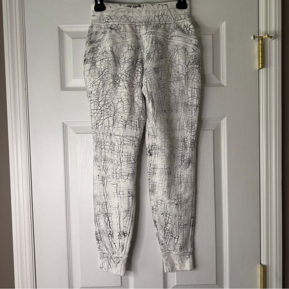 Lululemon Warm Down Jogger 7/8 Length Thread Dy White Black size 2 - Picture 2 of 10
